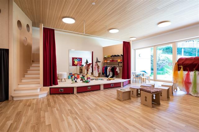 ein Zimmer mit Möbeln und einem Holzboden